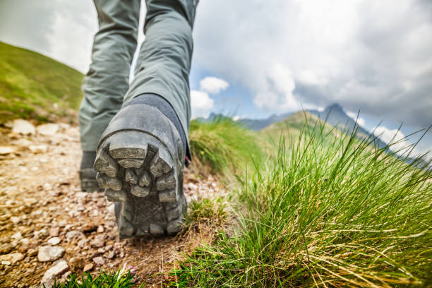 caminhante caminhadas na trilha de montanha - walking shoe human foot footpath - fotografias e filmes do acervo