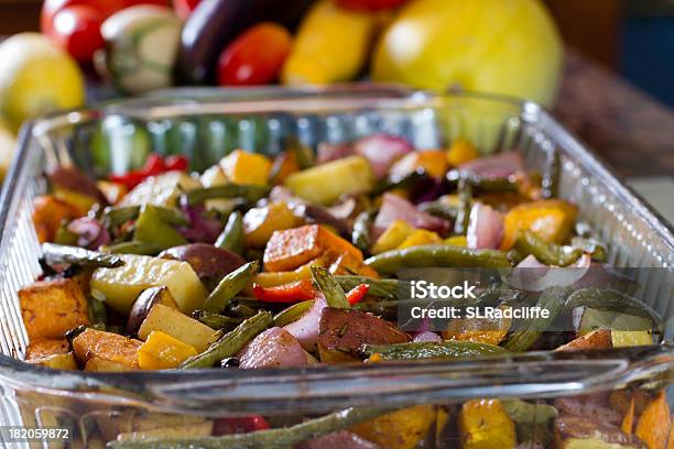 Hornear Verduras Asadas En Un Pan Recién Hecha En El Horno Foto de stock y más banco de imágenes de Aceite de oliva