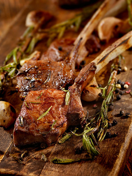 costeletas de cordeiro refogado - osso buco veal shank cooked - fotografias e filmes do acervo