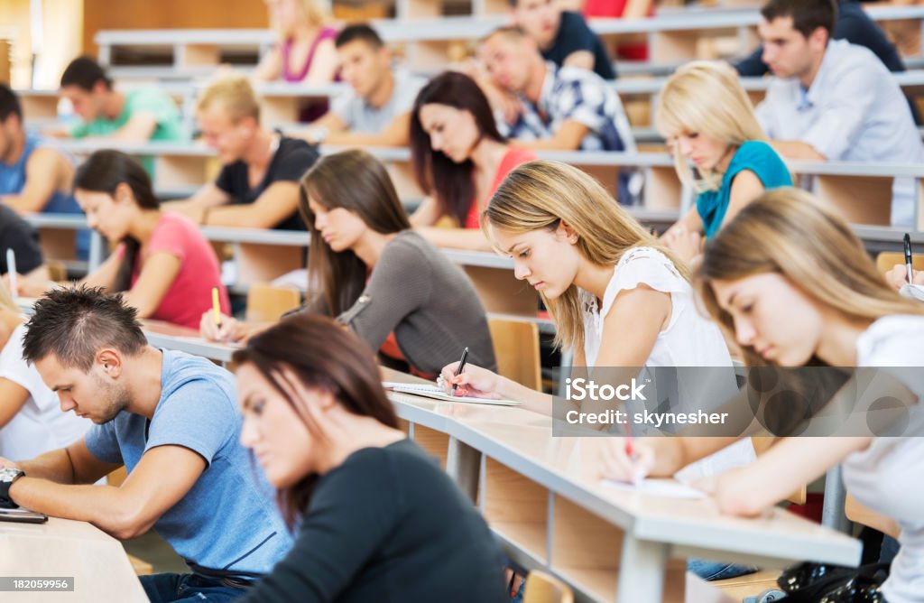 Große Gruppe von Studenten Schreiben in Notizbücher. - Lizenzfrei Universität Stock-Foto