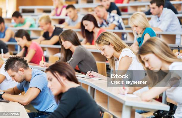 Große Gruppe Von Studenten Schreiben In Notizbücher Stockfoto und mehr Bilder von Universität