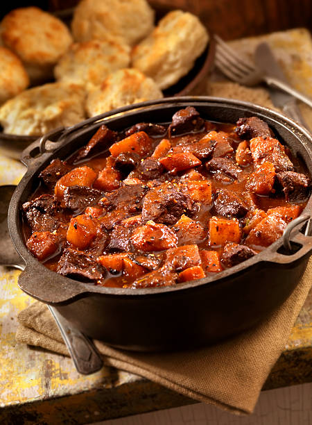 guisado irlandês com biscoitos - veal meat osso buco beef stew - fotografias e filmes do acervo