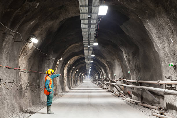 che indicano verso il basso in un tunnel/me - miniera foto e immagini stock