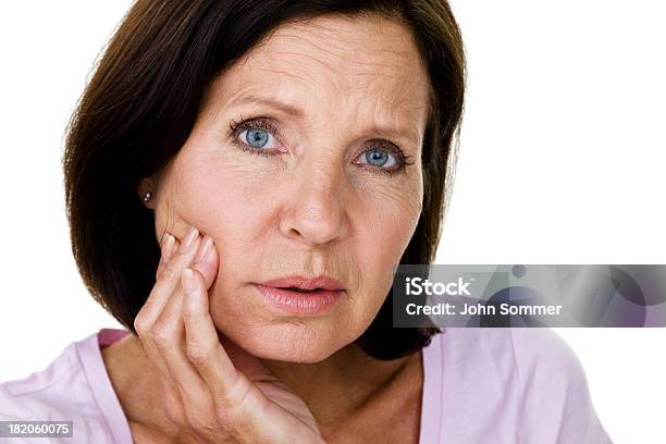 Matura Donna Con Mal Di Denti - Fotografie stock e altre immagini di Donne - Donne, Mal di denti, Solo una donna