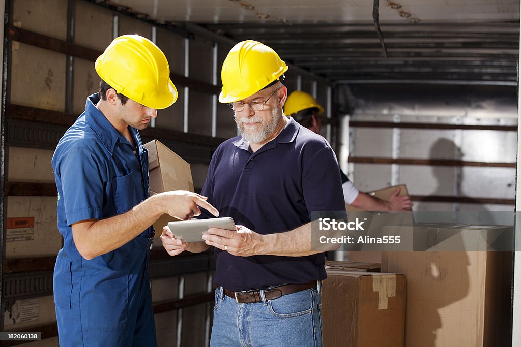 Caposquadra ricezione dei pacchetti dal camion - Foto stock royalty-free di TIR