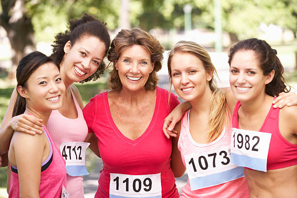 グループの女性選手のチャリティーマラソン競技場 - marathon running group of people jogging ストックフォトと画像