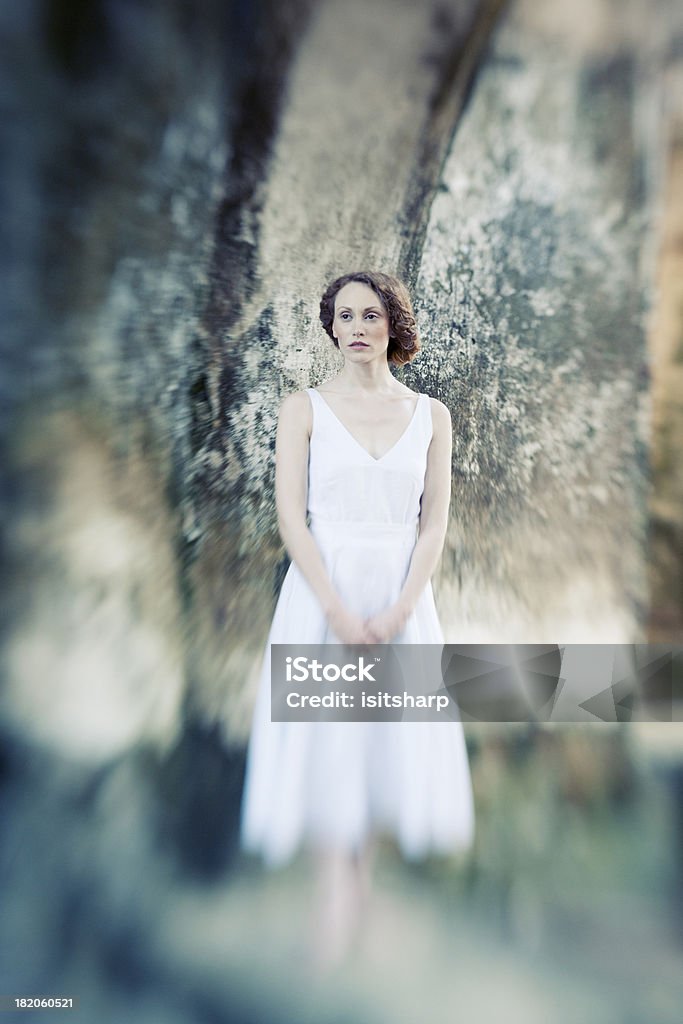 Retrato de una mujer joven - Foto de stock de 25-29 años libre de derechos