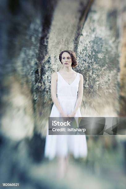 Foto de Retrato De Uma Mulher Jovem e mais fotos de stock de 25-30 Anos - 25-30 Anos, Adulação, Adulto