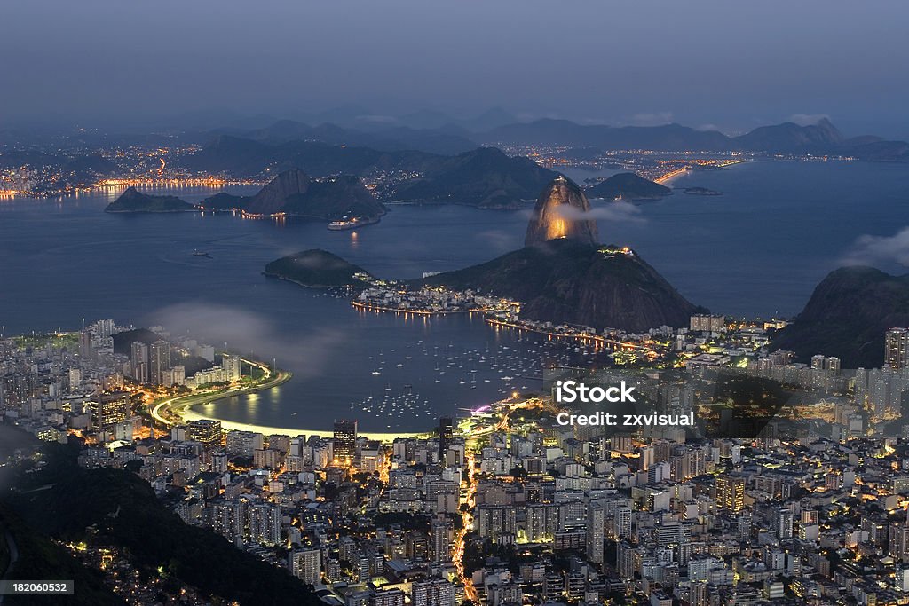 Rio de Janeiro, iluminado por la noche - Foto de stock de Noche libre de derechos