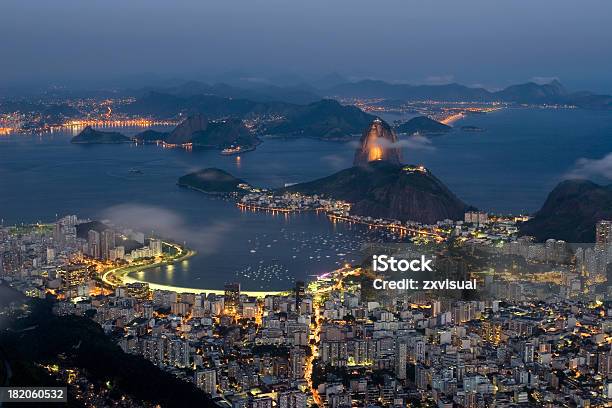 Rio De Janeiro Iluminado Por La Noche Foto de stock y más banco de imágenes de Noche - Noche, Río de Janeiro, Aire libre