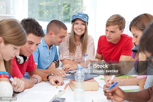 Gruppo Di Studenti Di Studio Insieme - Fotografie stock e altre immagini di Abbigliamento - Abbigliamento, Abbigliamento casual, Abbigliamento da lavoro