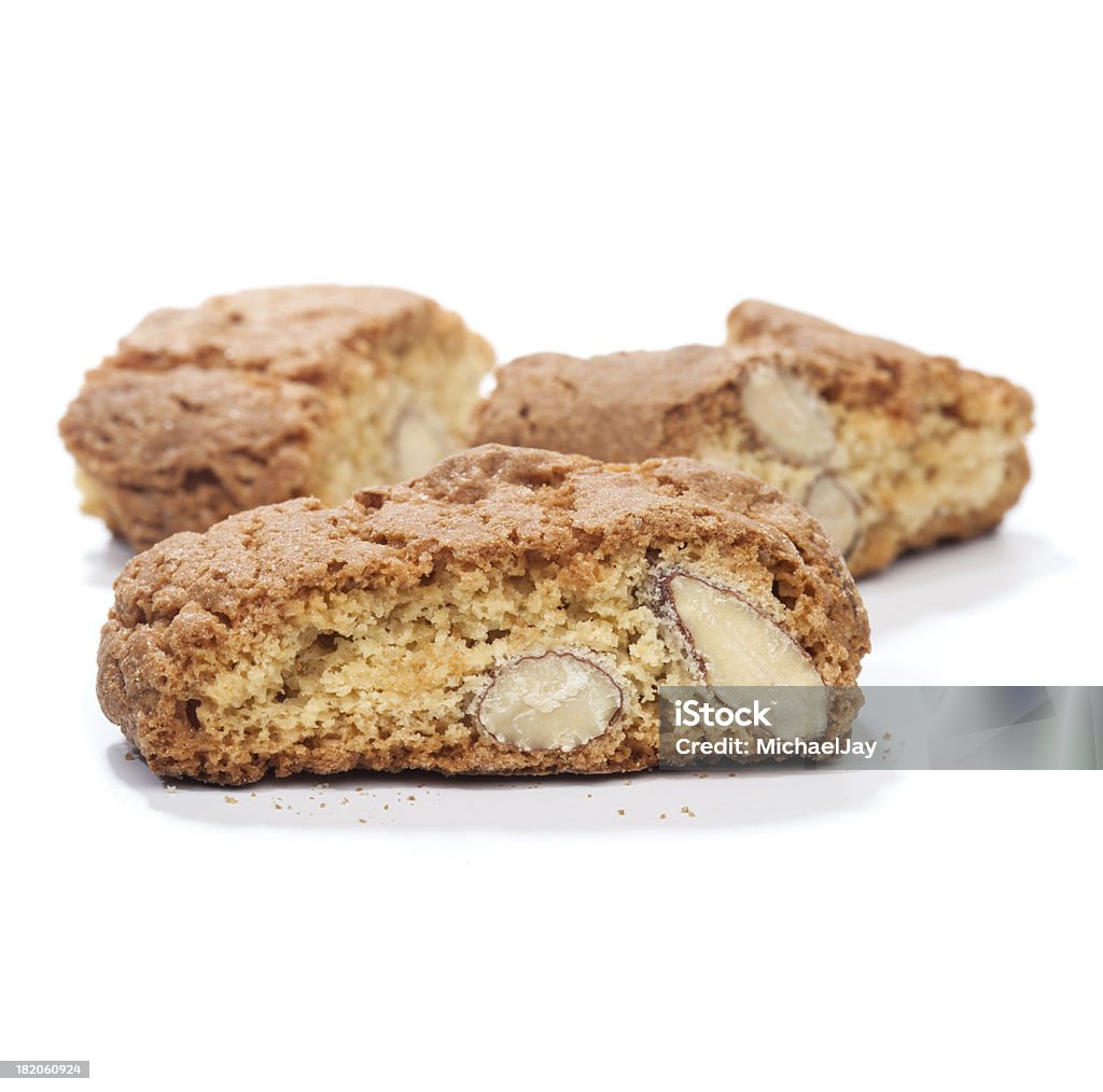 Cantuccini cookie и миндаль, изолированные на белом фоне - Стоковые фото Без людей роялти-фри