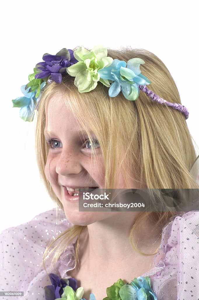 Jeune fille souriante avec Bandeau à fleur et une robe flower. - Photo de Aile d'animal libre de droits