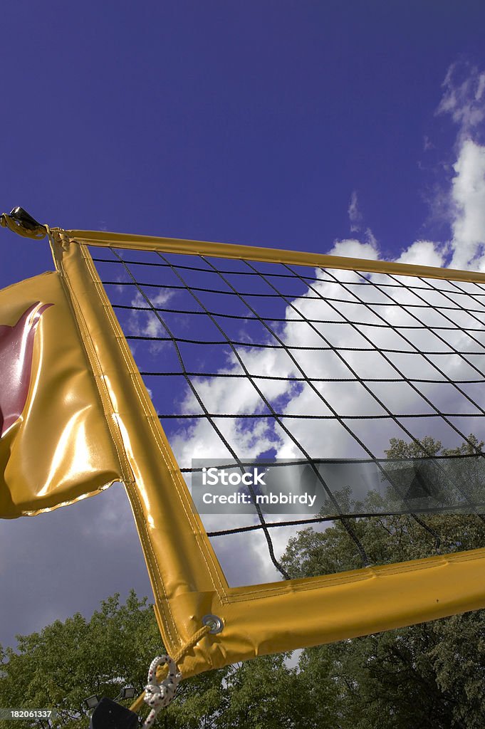Colorido voleibol playero Web con cielo azul y nubes detrás - Foto de stock de Actividad libre de derechos