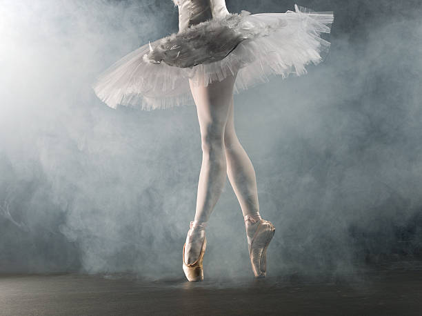 istock Ballerina in tip on stage 182061385
