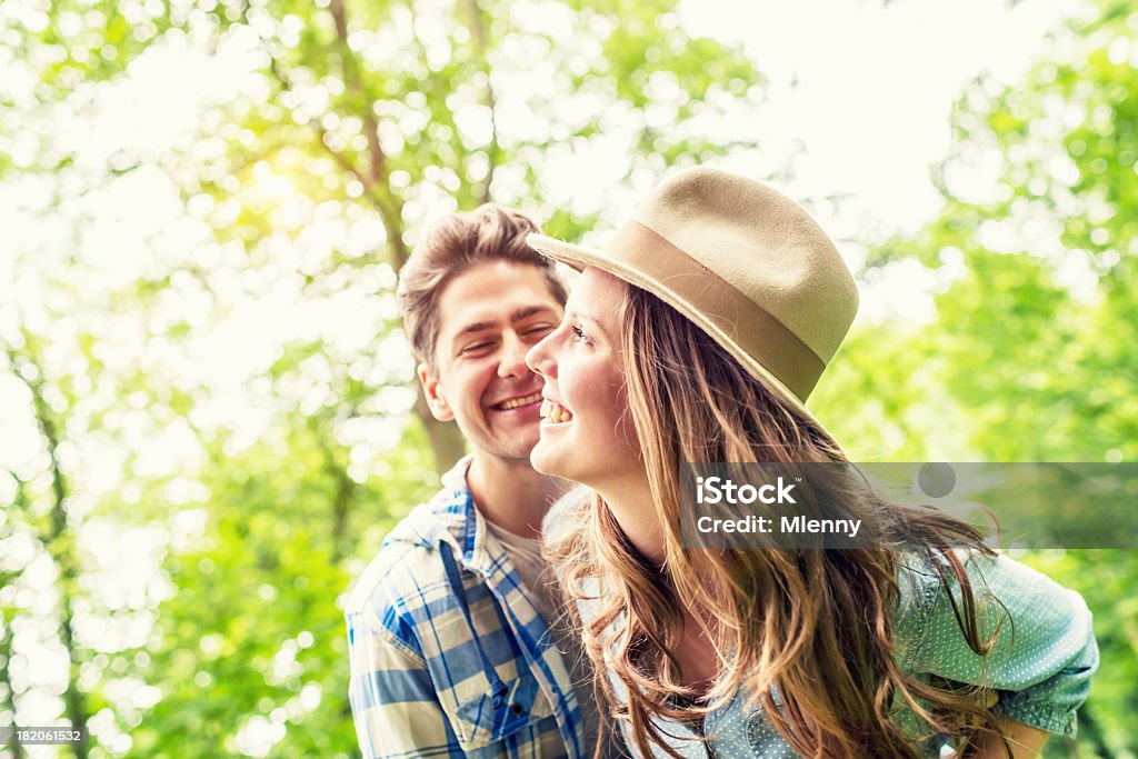 L'été de l'amour Couple s'amusent dans le parc - Photo de Forêt libre de droits