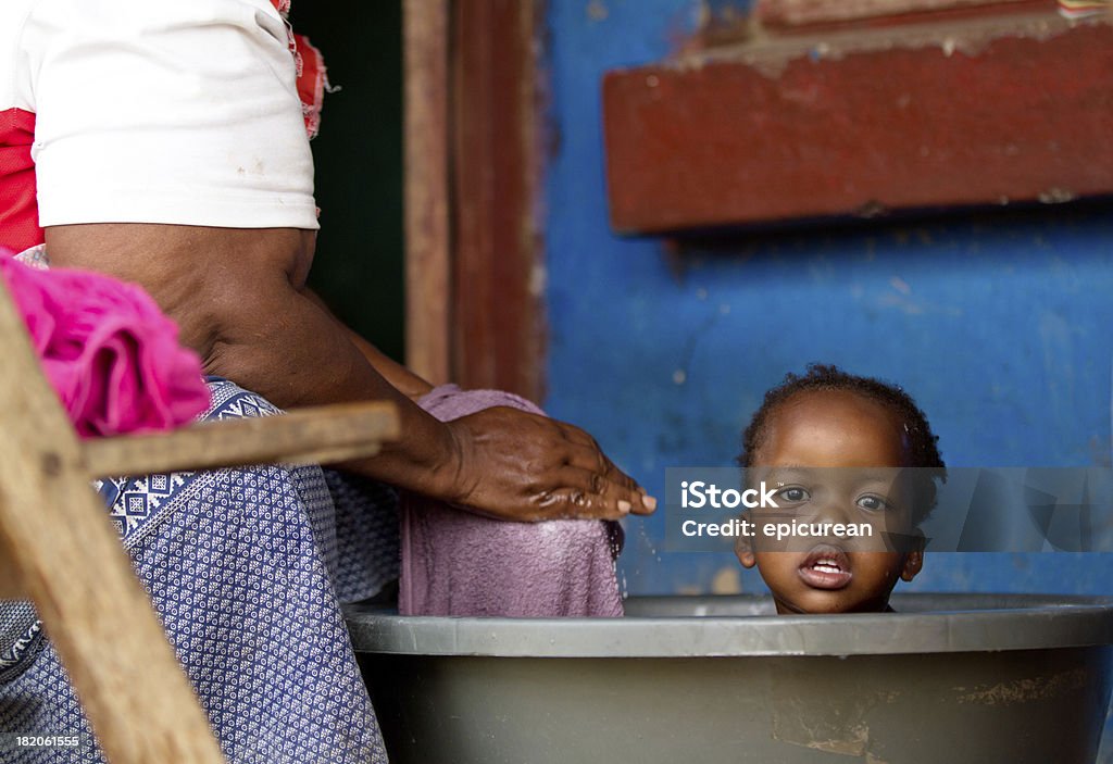 Grand-mère donne sa petite-fille un bain dans la campagne de l'Afrique du Sud - Photo de Afrique libre de droits