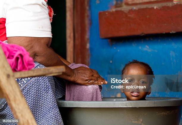 Photo libre de droit de Grandmère Donne Sa Petitefille Un Bain Dans La Campagne De Lafrique Du Sud banque d'images et plus d'images libres de droit de Afrique