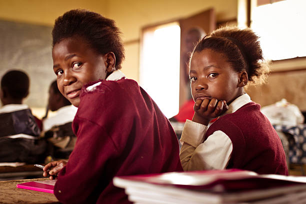 Retrato del sur de las niñas africanas Transkei rural en un montaje tipo aula - foto de stock