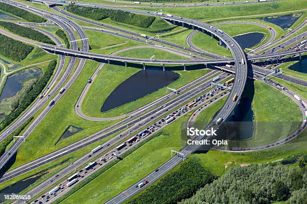 Foto de Foto Aérea Do Trevo Da Estrada e mais fotos de stock de Estrada principal - Estrada - Estrada principal - Estrada, Países Baixos, Caminhão