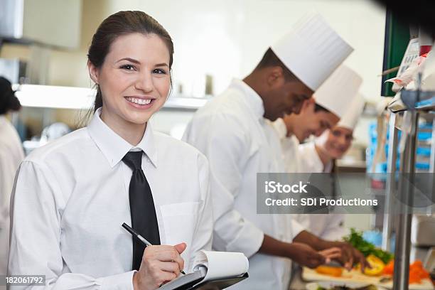 Bonita Empregada De Mesa No Restaurante De Cozinha Com Cozinheiros A Preparação De Alimentos - Fotografias de stock e mais imagens de Empregada de Mesa