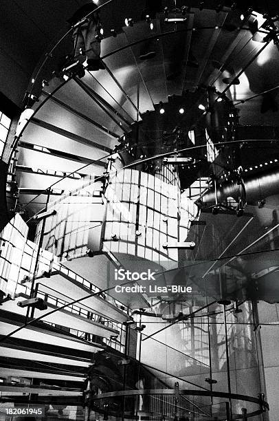 Staircaseblack Y Whitenyc Foto de stock y más banco de imágenes de Ciudad de Nueva York - Ciudad de Nueva York, Movimiento borroso, Blanco y negro
