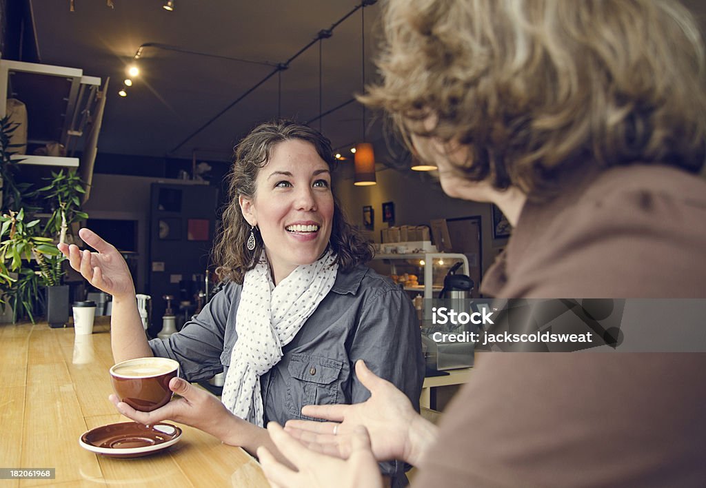 Przyjaciele rozmawiać w kawiarni - Zbiór zdjęć royalty-free (30-34 lata)
