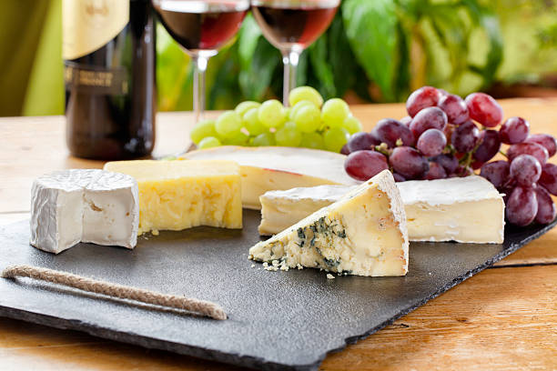 scheda di formaggio e vino rosso - fruit and cheese foto e immagini stock