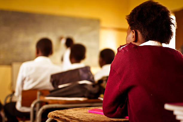 Jóvenes estudiantes de Sudáfrica concentrarse en clase de inglés - foto de stock