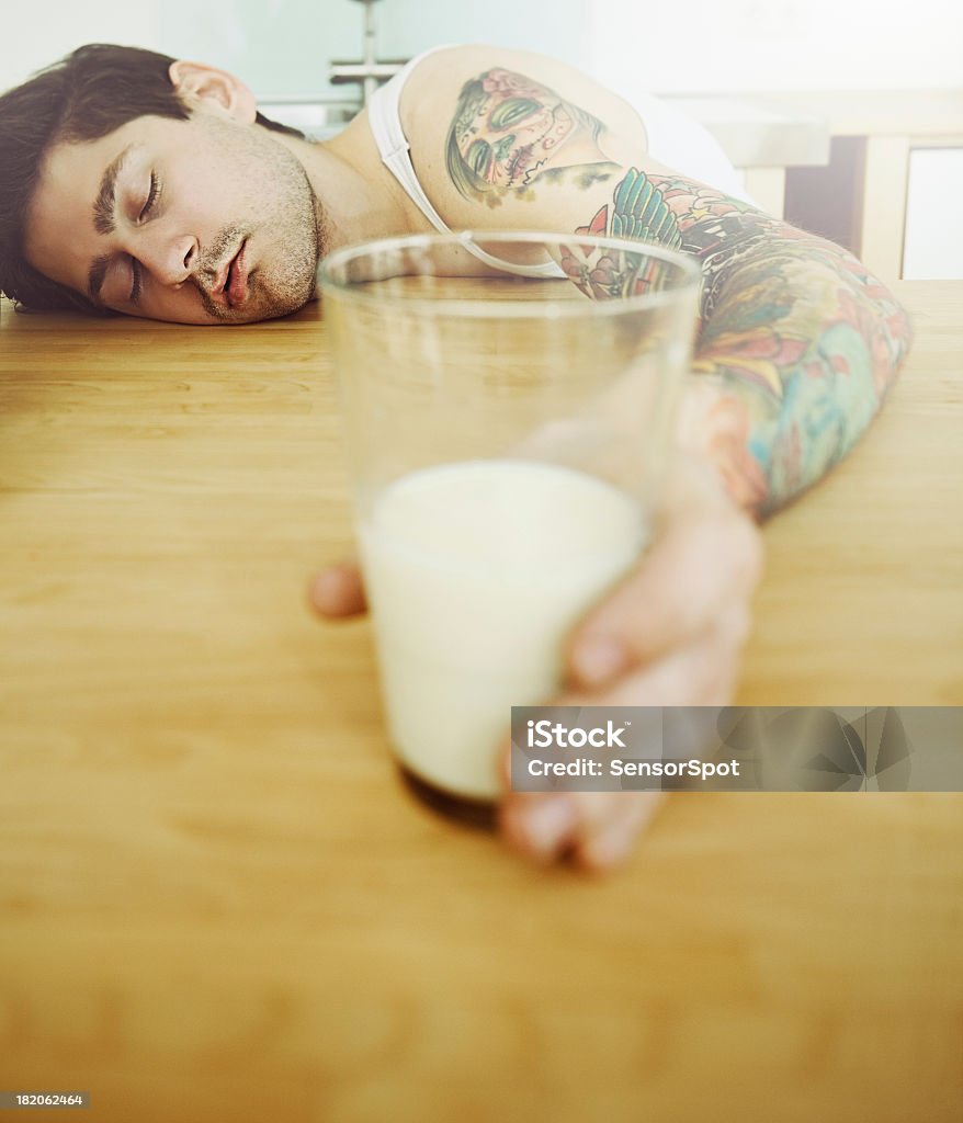 Uomo di dormire - Foto stock royalty-free di Postumi di una sbornia