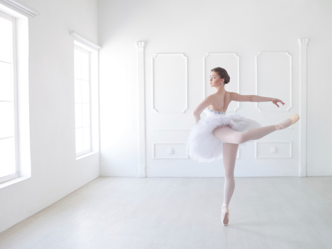 Bailarín de Ballet en blanco tipo estudio photo