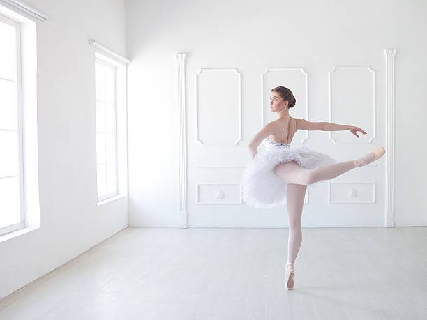 ballerino di danza classica in bianco studio - ballerino in punta di piedi foto e immagini stock