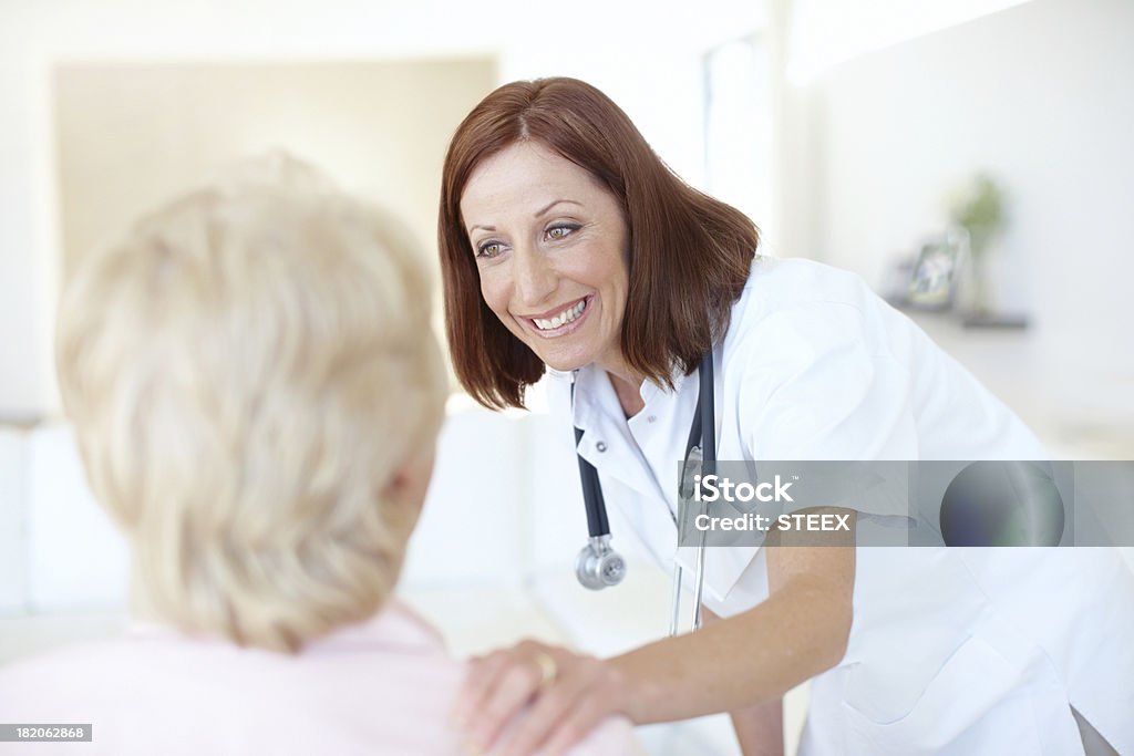 Quick check-up su un progresso del paziente - Foto stock royalty-free di Paziente