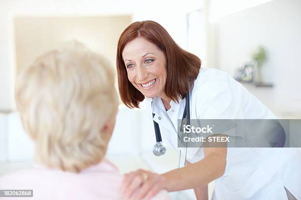 Quick Checkup Su Un Progresso Del Paziente - Fotografie stock e altre immagini di Paziente - Paziente, Accudire, Adulto