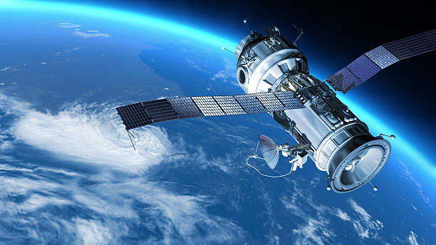 station spatiale en orbite de la terre. - satellite space technology futuristic photos et images de collection