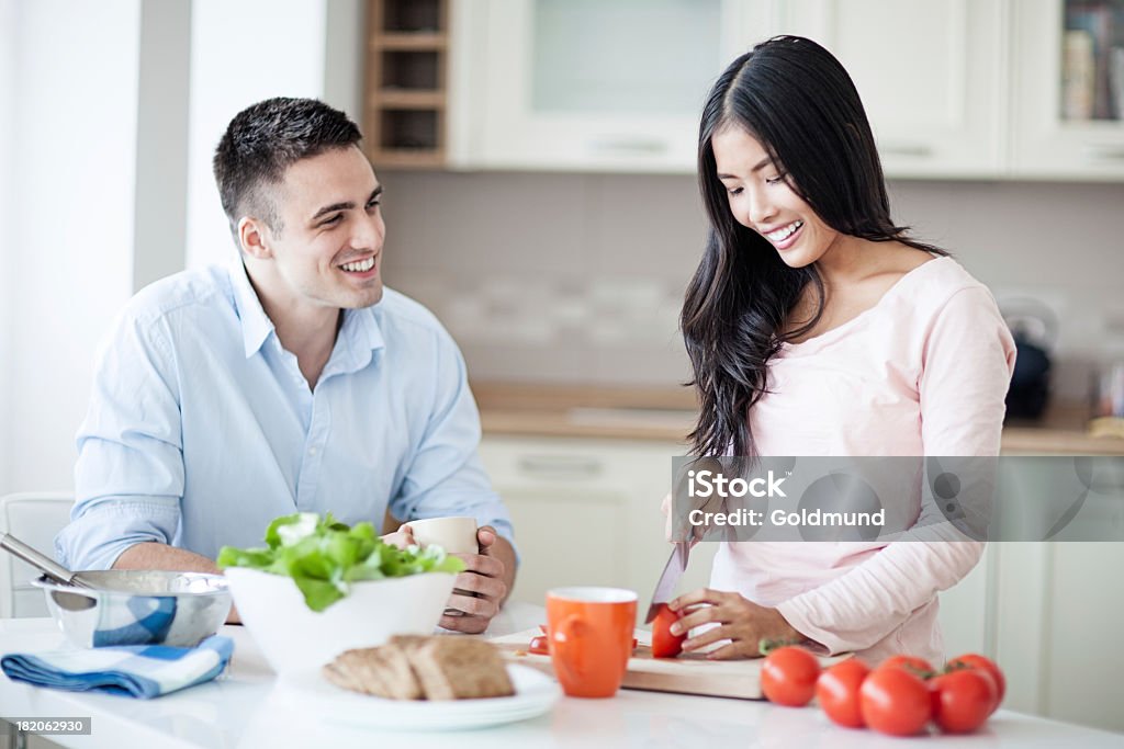 Feliz casal preparando refeições - Foto de stock de 25-30 Anos royalty-free