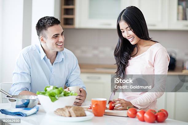 Foto de Feliz Casal Preparando Refeições e mais fotos de stock de 25-30 Anos - 25-30 Anos, Asiático e indiano, Casal