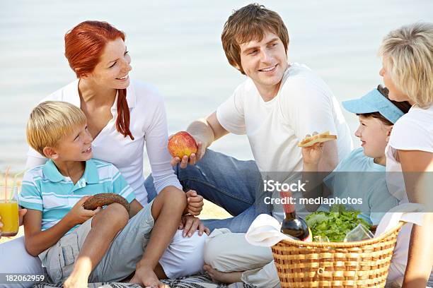 Actividades Familiares Foto de stock y más banco de imágenes de 20 a 29 años - 20 a 29 años, 20-24 años, 40-44 años