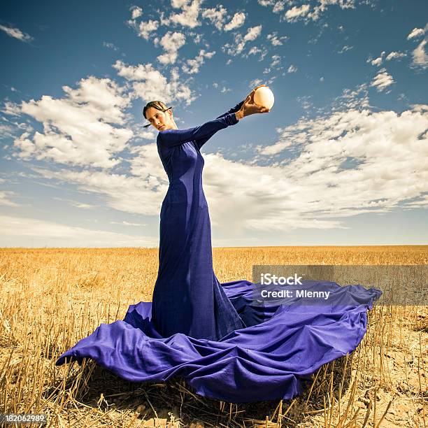 Retrato De Mulher Moda Vestido De Azul - Fotografias de stock e mais imagens de Nuvem - Céu - Nuvem - Céu, Pessoas, Surreal