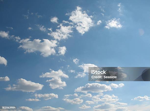 Fondo De Nubes Con Luz Natural Foto de stock y más banco de imágenes de Aire libre - Aire libre, Azul, Blanco - Color