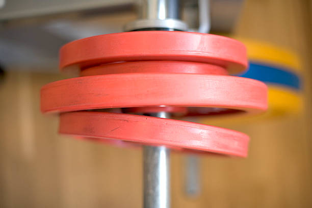 pesas del gimnasio - gym yellow muscular build dumbbell fotografías e imágenes de stock