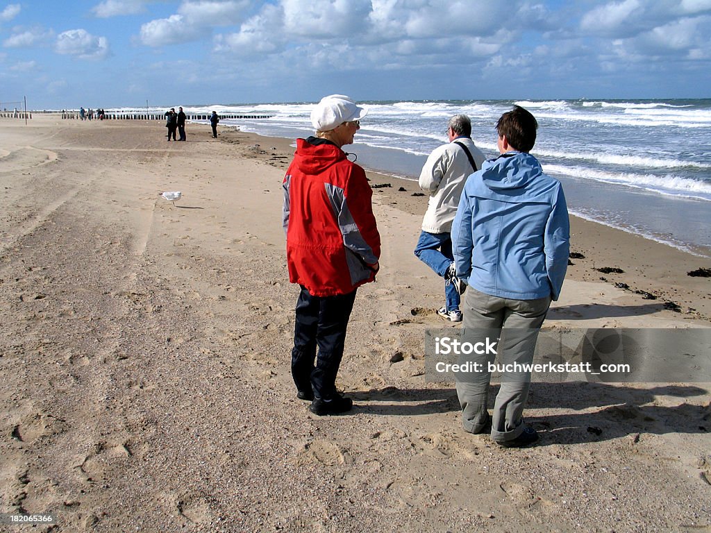 Famille marchant sur la plage - Photo de Destination de voyage libre de droits