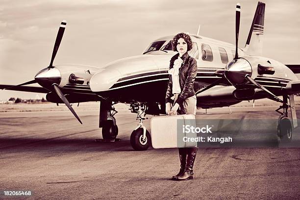 Vintage Mujer Piloto Foto de stock y más banco de imágenes de Aeropuerto - Aeropuerto, Elegancia, Maleta