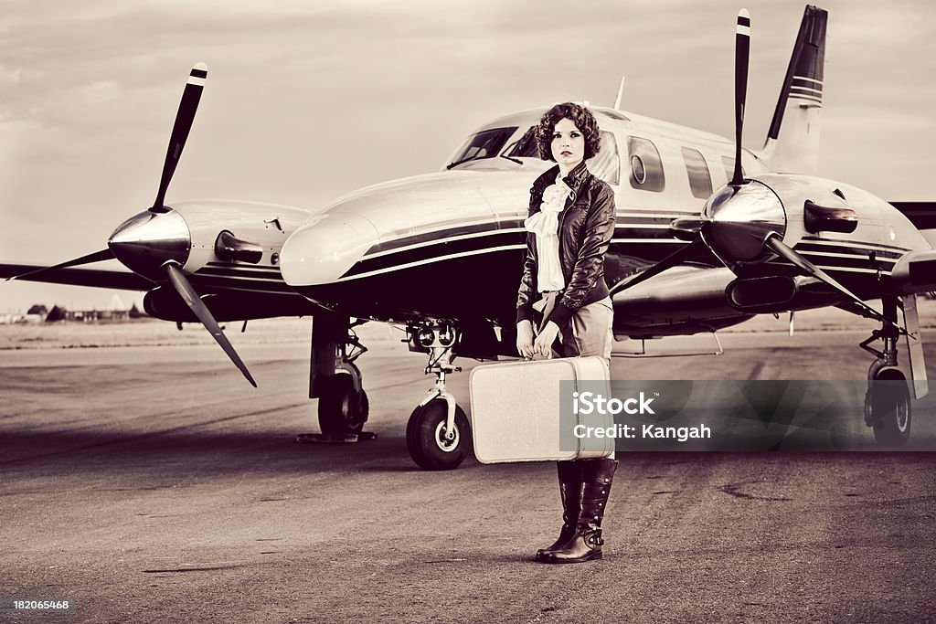 Donna Vintage Pilot - Foto stock royalty-free di Aeroporto