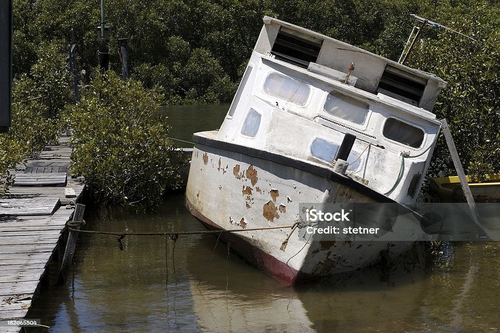 Vernachlässigten Boot - Lizenzfrei Schlagseite - Schifffahrt Stock-Foto