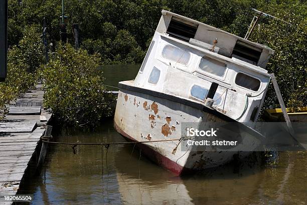 Descuidado En Bote Foto de stock y más banco de imágenes de Escorar - Actividad náutica - Escorar - Actividad náutica, Abandonado, Apoyarse