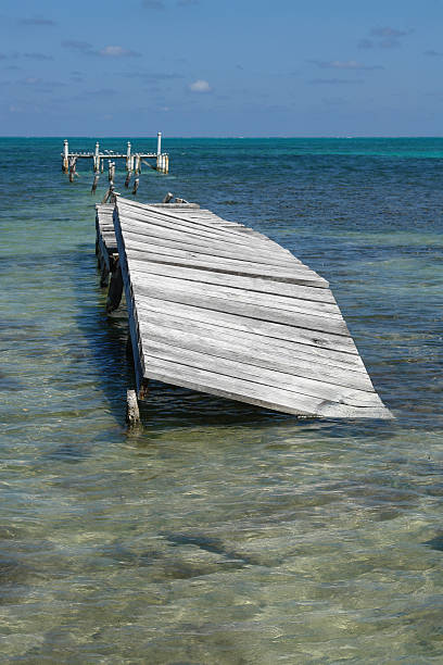 caixotes dock mergulhando no mar - jetty old wood obsolete - fotografias e filmes do acervo