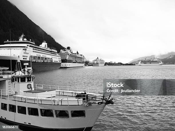 Navios De Cruzeiro - Fotografias de stock e mais imagens de Cais - Estrutura Feita pelo Homem - Cais - Estrutura Feita pelo Homem, Juneau, Alasca