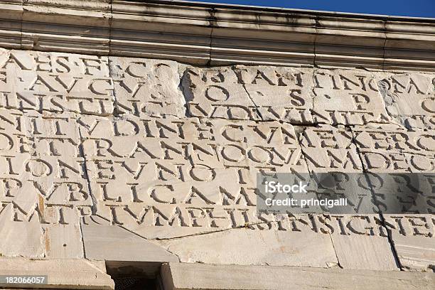 Antiga Roman Script - Fotografias de stock e mais imagens de Alfabeto - Alfabeto, Antigo, Ao Ar Livre