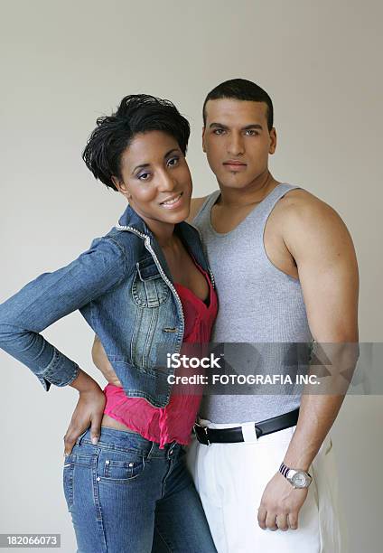 Jovem Casal Étnica - Fotografias de stock e mais imagens de Abraçar - Abraçar, Adulto, Afro-americano